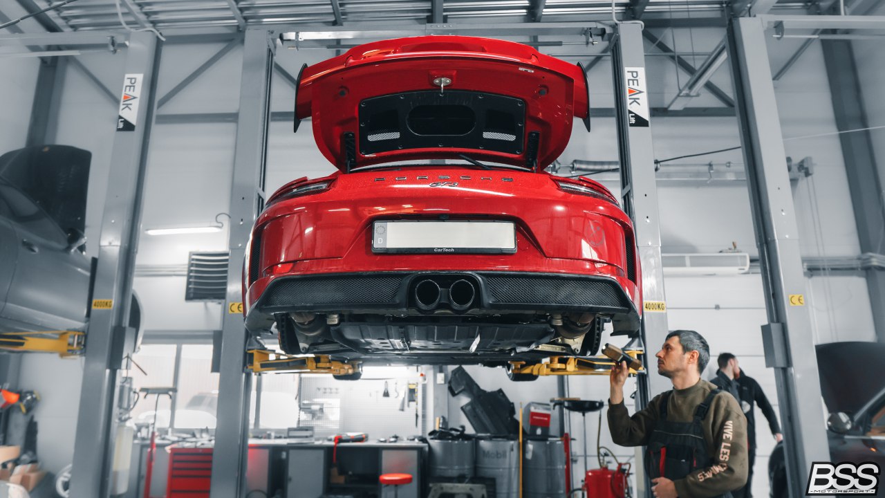 Porsche chassis workshop